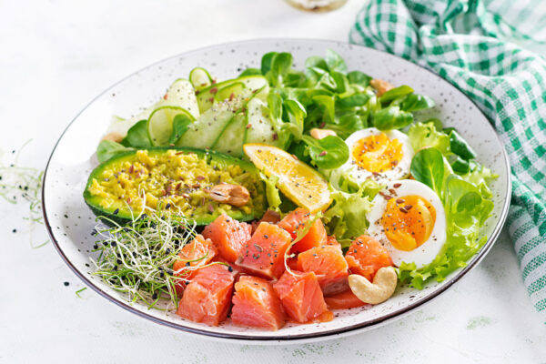 Keto tập trung vào chất béo lành mạnh và hạn chế tối đa tinh bột.