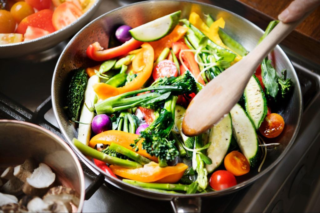 Dinh dưỡng cân bằng là chìa khoá giúp cơ thể chống lại bệnh tật khi giao mùa.