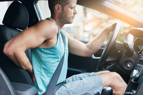 Liệu pháp hồng ngoại xa giúp xua tan nhức mỏi cho người thường xuyên ngồi lâu.