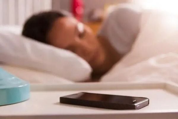 Tắt thiết bị điện tử sớm giúp não bộ thư giãn, dễ đi vào giấc ngủ