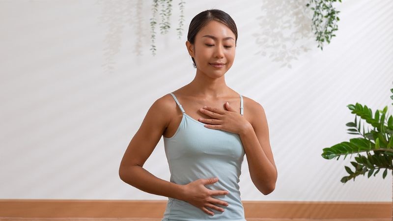 Hít thở sâu giúp điều hòa nhịp tim, xoa dịu căng thẳng chỉ trong vài phút