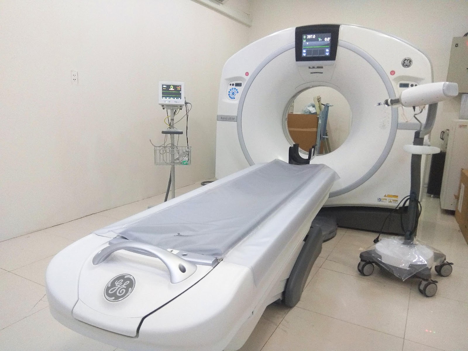 Trang thiết bị hiện đại đang được lắp đặt để kịp ngày vận hành.