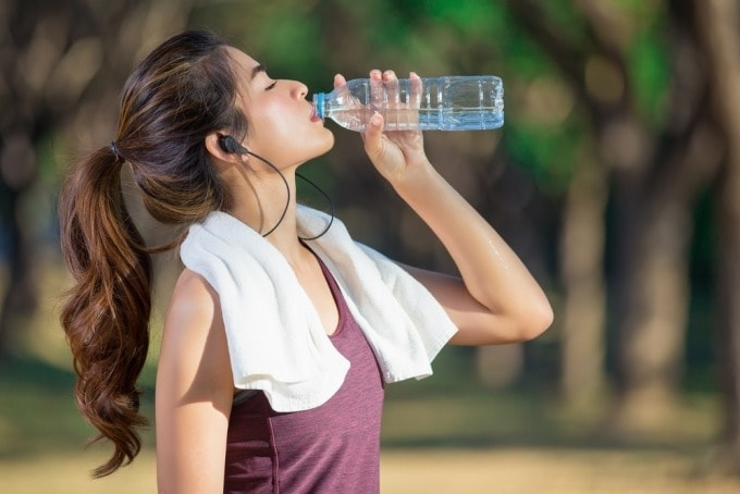 Uống nhiều nước có giảm cân không? Lợi ích và cách uống nước đúng