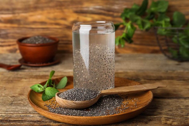 Gel chất xơ của hạt chia tạo cảm giác no và làm chậm hấp thu đường.