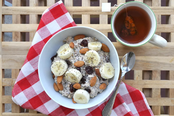 Combo “no lâu – nhẹ bụng”: sữa hạt + yến mạch + chia + trái cây ít đường.