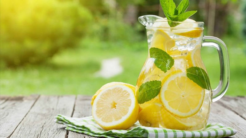 Thay nước ngọt bằng nước chanh loãng hoặc trái cây tươi – bí quyết nhỏ để kiểm soát đường nạp vào