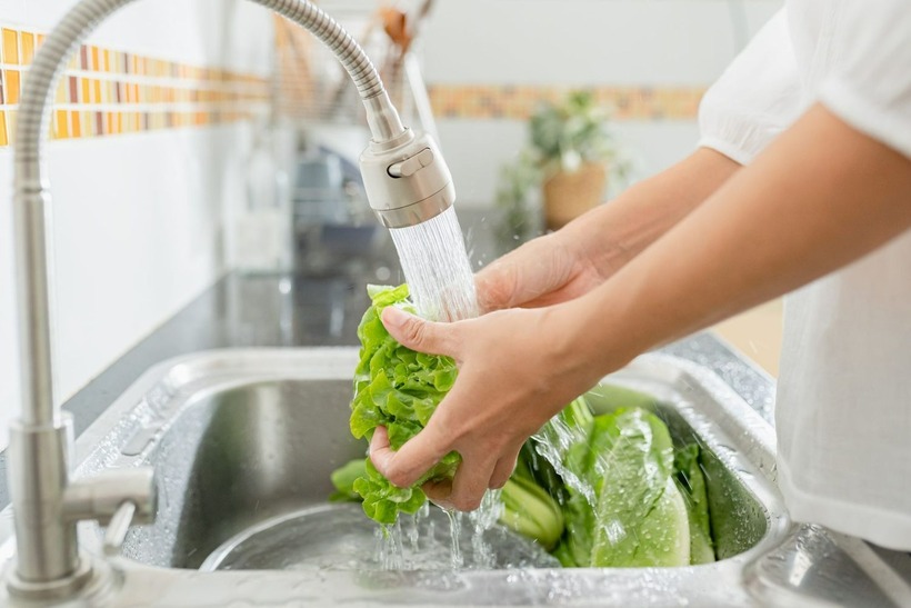 Cách đơn giản loại bỏ thuốc trừ Rửa sơ dưới vòi nước giúp loại bỏ bụi bẩn dễ dàngkhỏi rau củ quả