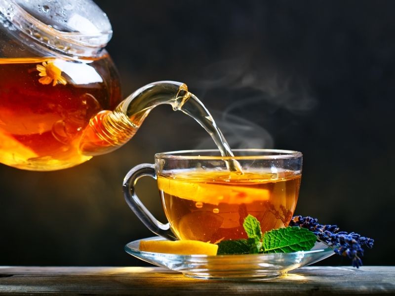 Uống trà thảo mộc giúp thanh lọc cơ thể và thư giãn tinh thần
