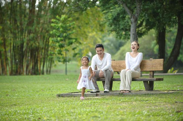 Đi dạo ngoài trời giúp giảm stress và tái tạo năng lượng tự nhiên.