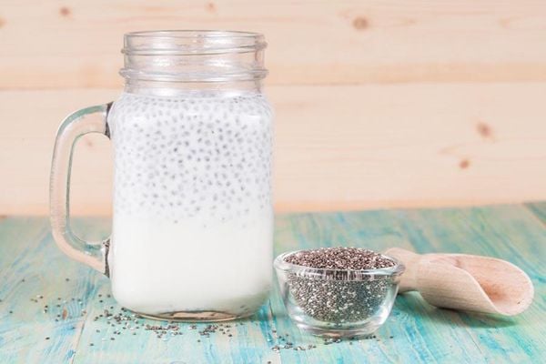 Hạt chia bổ sung omega-3 và chất xơ cho ly sữa Eat Clean.