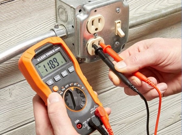 Chỉ tái cấp điện sau khi thiết bị – dây dẫn khô và đã được kiểm tra.