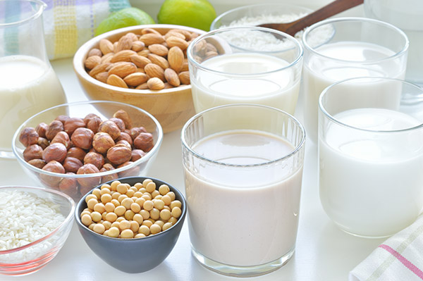 Chia nhỏ bữa với sữa hạt giúp mẹ bầu đỡ nghén, no lâu, ổn định năng lượng.