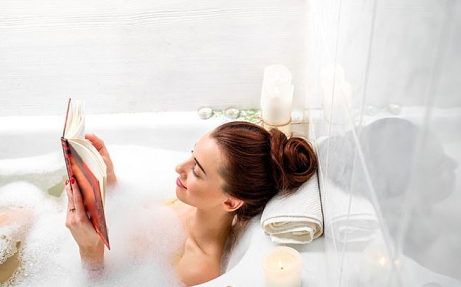 Ánh sáng ấm + nước ấm nhẹ giúp cơ thể “giảm ga”, sẵn sàng cho giấc ngủ.