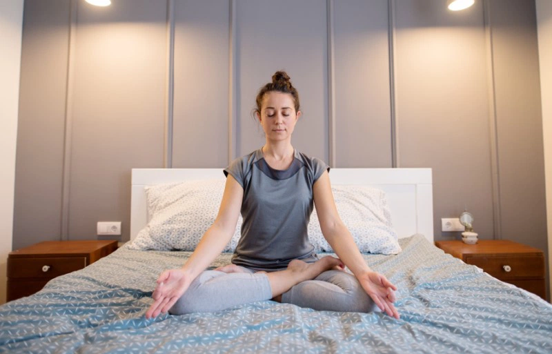 10 phút yoga thư giãn buổi tối giúp cơ thể dễ ngủ hơn.
